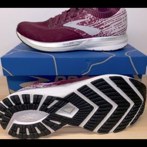 NIB Brooks Sneakers Size 9 Ricochet